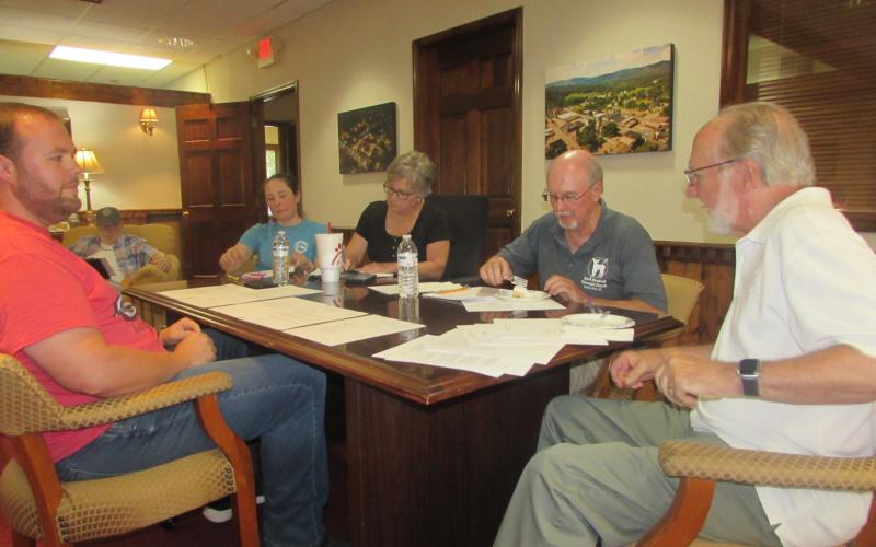 Lorraine Bennett • Clay County Progress From left, Austin Hedden, Ron Wallace, Lauren Tiger, Suzanne Hedden, Harry Baughn and Mayor Joe Slaton discuss the town council agenda at the meeting Monday, Aug. 14.
